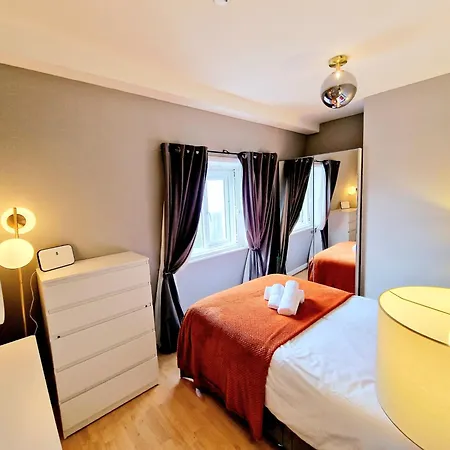Brilliant 3 Bedroom's In Hyde Park With Elevator - 1 Flight Of Stairs Only Apartment