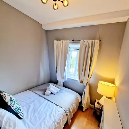 Brilliant 3 Bedroom's In Hyde Park With Elevator - 1 Flight Of Stairs Only