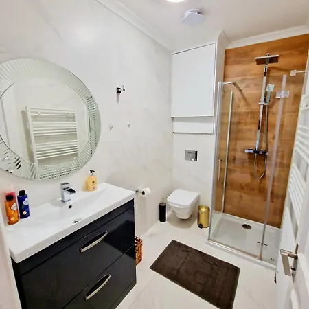 Brilliant 3 Bedroom's In Hyde Park With Elevator - 1 Flight Of Stairs Only Apartment