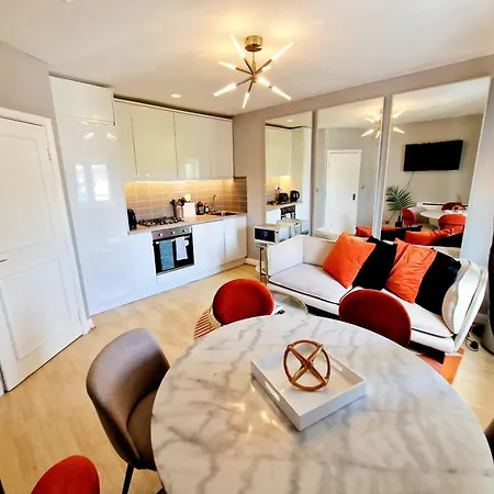Apartment Brilliant 3 Bedroom's In Hyde Park With Elevator - 1 Flight Of Stairs Only *