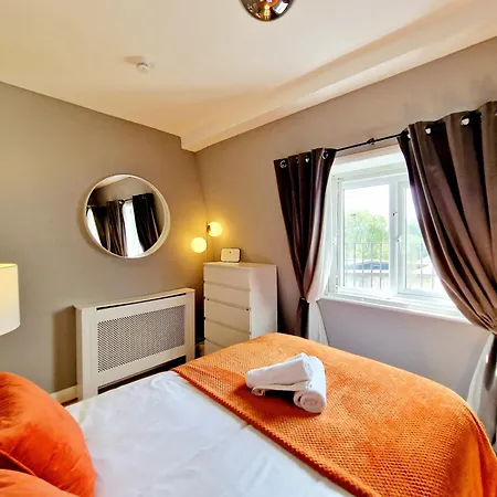 Brilliant 3 Bedroom's In Hyde Park With Elevator - 1 Flight Of Stairs Only *