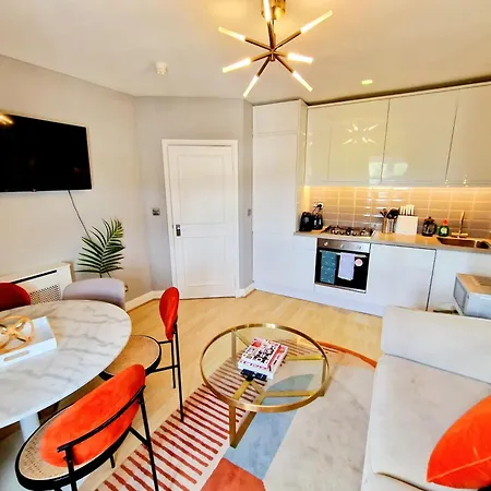 Brilliant 3 Bedroom's In Hyde Park With Elevator - 1 Flight Of Stairs Only