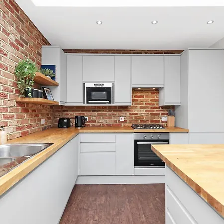 Luxury 3 Bedroom House In Limehouse, Close To City! Sleeps 6-8! Apartment *