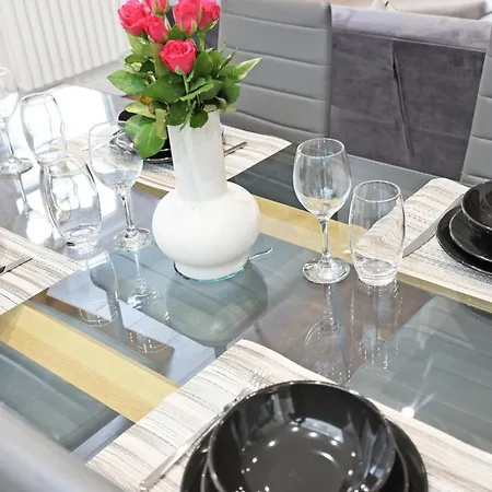 Luxury 3 Bedroom House In Limehouse, Close To City! Sleeps 6-8!