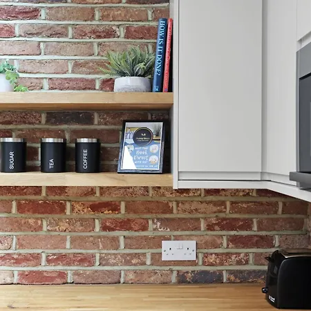 Luxury 3 Bedroom House In Limehouse, Close To City! Sleeps 6-8! Apartment *