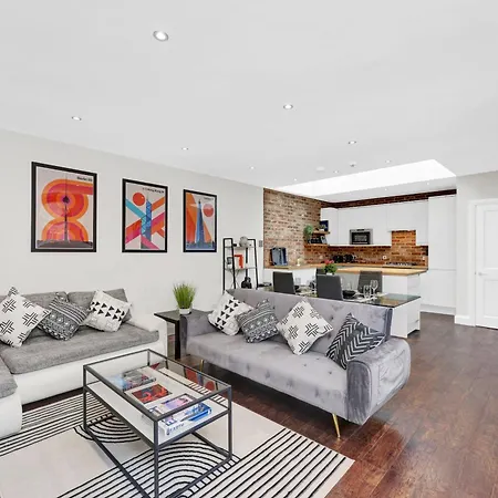 Luxury 3 Bedroom House In Limehouse, Close To City! Sleeps 6-8! Apartment