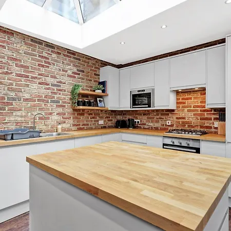 Luxury 3 Bedroom House In Limehouse, Close To City! Sleeps 6-8! *