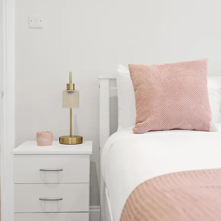 Luxury 3 Bedroom House In Limehouse, Close To City! Sleeps 6-8!