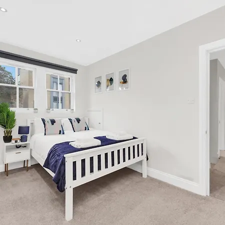 Apartment Luxury 3 Bedroom House In Limehouse, Close To City! Sleeps 6-8! London