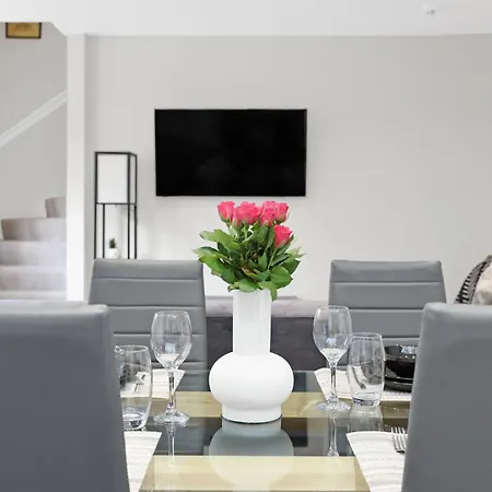 Luxury 3 Bedroom House In Limehouse, Close To City! Sleeps 6-8! * London