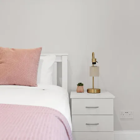 Apartment Luxury 3 Bedroom House In Limehouse, Close To City! Sleeps 6-8!