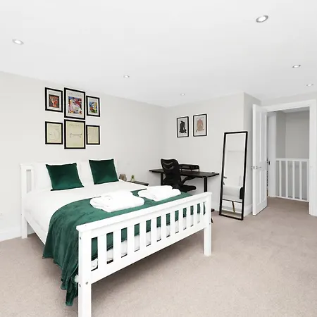 Luxury 3 Bedroom House In Limehouse, Close To City! Sleeps 6-8! London