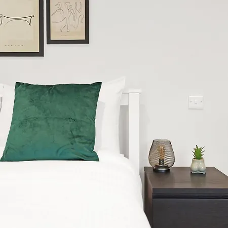 Luxury 3 Bedroom House In Limehouse, Close To City! Sleeps 6-8! Apartment