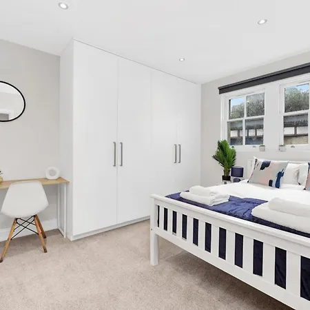 Apartment Luxury 3 Bedroom House In Limehouse, Close To City! Sleeps 6-8! *