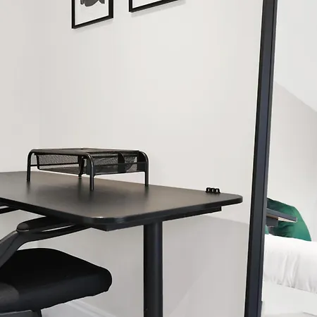 Luxury 3 Bedroom House In Limehouse, Close To City! Sleeps 6-8!