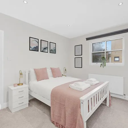 Luxury 3 Bedroom House In Limehouse, Close To City! Sleeps 6-8! Apartment London
