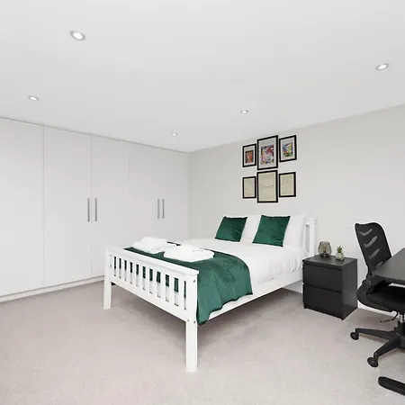 Luxury 3 Bedroom House In Limehouse, Close To City! Sleeps 6-8! London