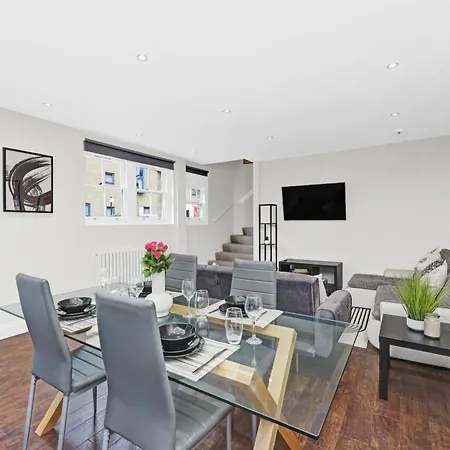 Luxury 3 Bedroom House In Limehouse, Close To City! Sleeps 6-8! *