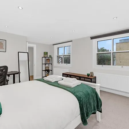 Luxury 3 Bedroom House In Limehouse, Close To City! Sleeps 6-8! Apartment *