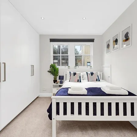 Apartment Luxury 3 Bedroom House In Limehouse, Close To City! Sleeps 6-8!