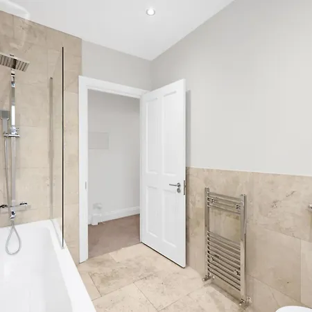 Luxury 3 Bedroom House In Limehouse, Close To City! Sleeps 6-8! London