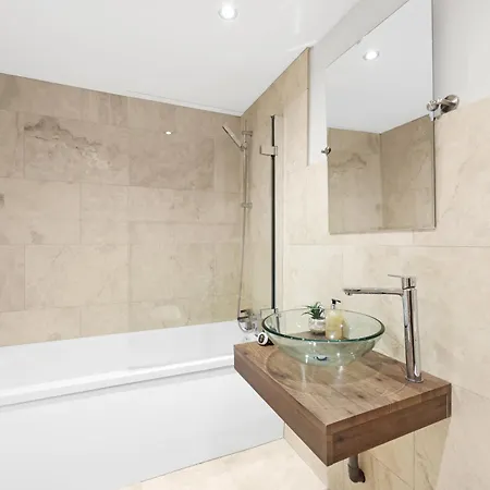 Luxury 3 Bedroom House In Limehouse, Close To City! Sleeps 6-8! Apartment London
