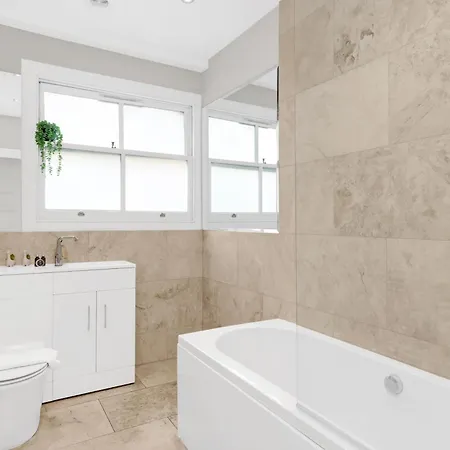 Luxury 3 Bedroom House In Limehouse, Close To City! Sleeps 6-8! Apartment