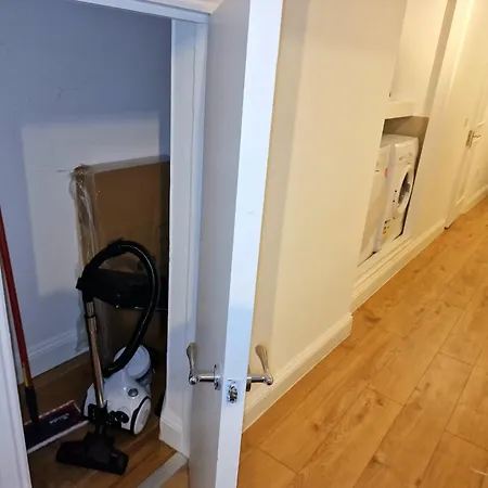 Stunning Hyde Park Home, Ground Floor Maisonette, Duplex, Near Tube Metro Stations Apartment