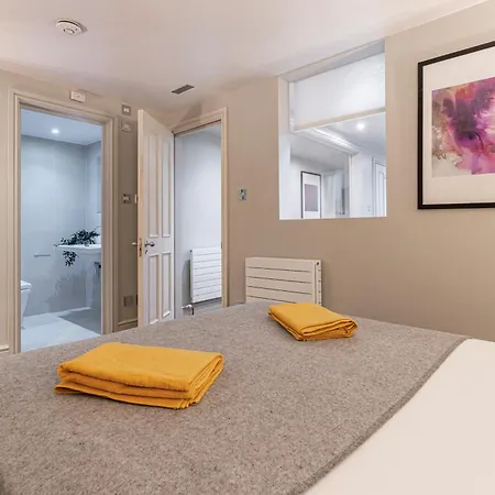 Famous Piccadilly Circus Apartment *