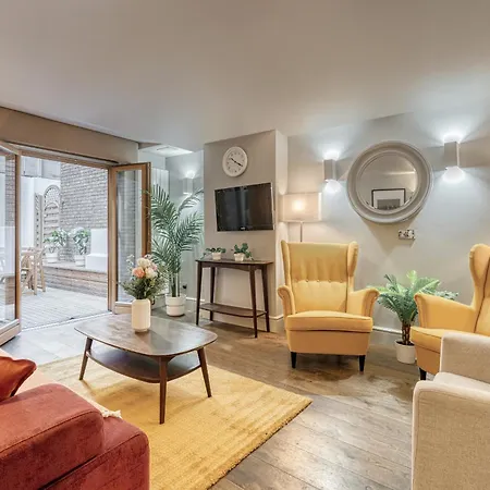 Famous Piccadilly Circus Apartment