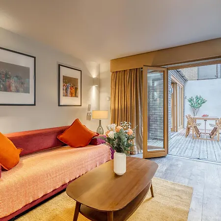 Famous Piccadilly Circus Apartment London