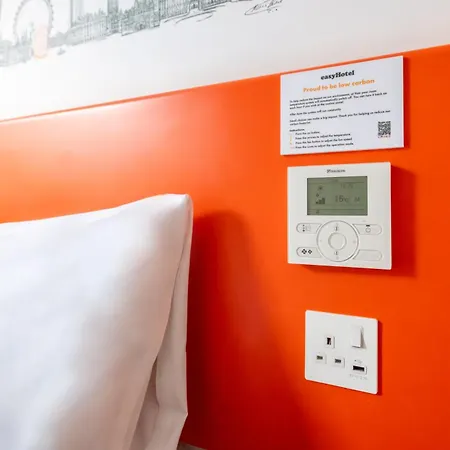 Easyhotel 2*