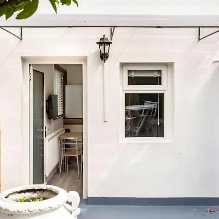 Stylish Ground Floor Garden Flat Nr London