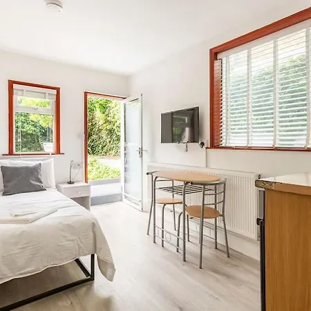 Stylish Ground Floor Garden Flat Nr