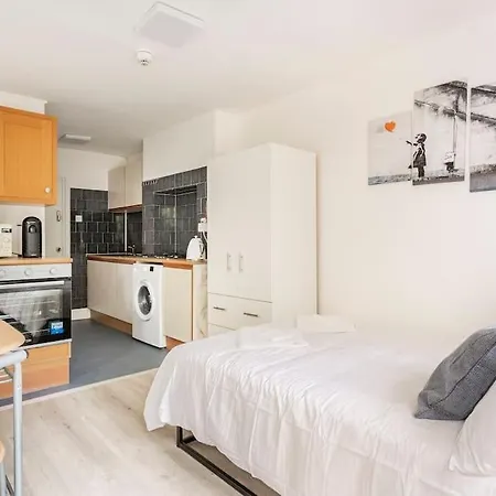 Stylish Ground Floor Garden Flat Nr London