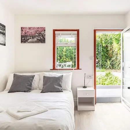 Apartment Stylish Ground Floor Garden Flat Nr London