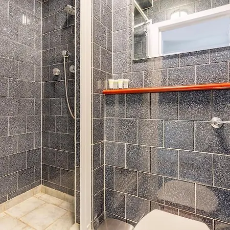Stylish Ground Floor Garden Flat Nr London