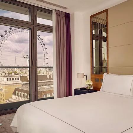 Hotel Park Plaza County Hall 4*