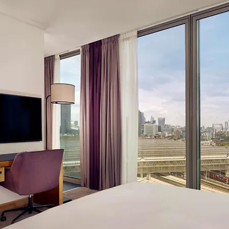 Hotel Park Plaza County Hall 4*