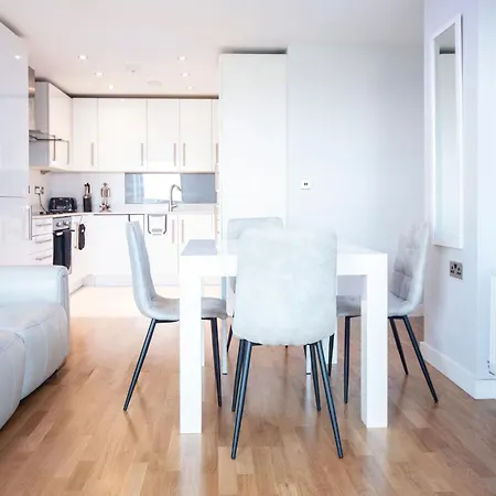 Floor - 2 Bed/2 Bath + Private Balcony Apartment London