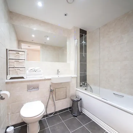 Floor - 2 Bed/2 Bath + Private Balcony London