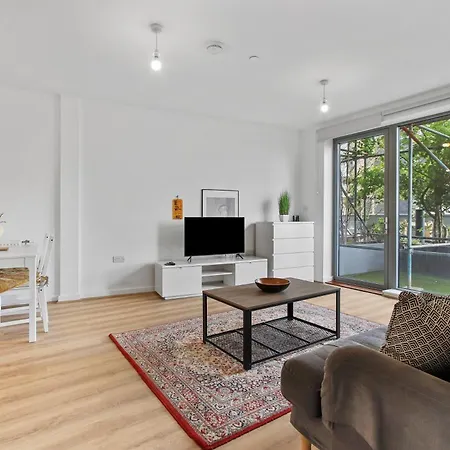 Centrally Located - Modern - 2bed - 2bath * London