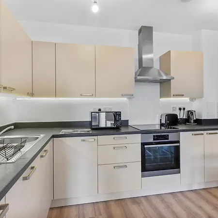 Centrally Located - Modern - 2bed - 2bath * London