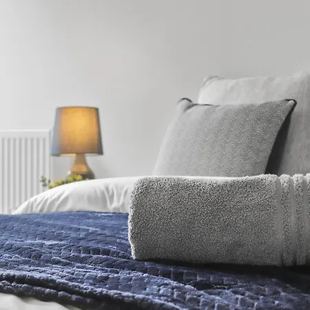 Centrally Located - Modern - 2bed - 2bath * London