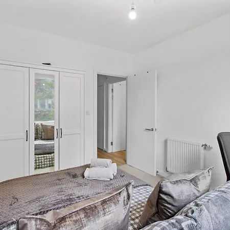 Centrally Located - Modern - 2bed - 2bath * London