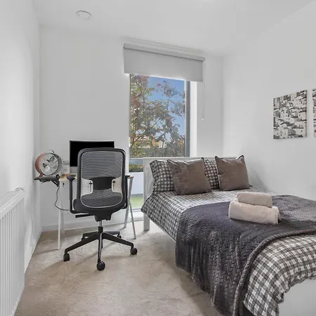 Centrally Located - Modern - 2bed - 2bath Apartment *