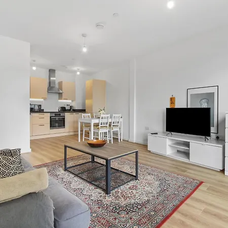 Centrally Located - Modern - 2bed - 2bath * London