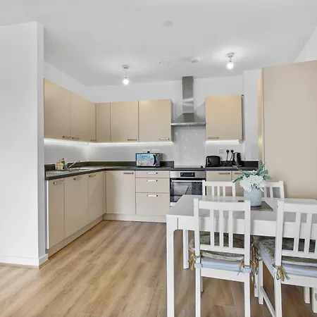 Centrally Located - Modern - 2bed - 2bath Apartment *