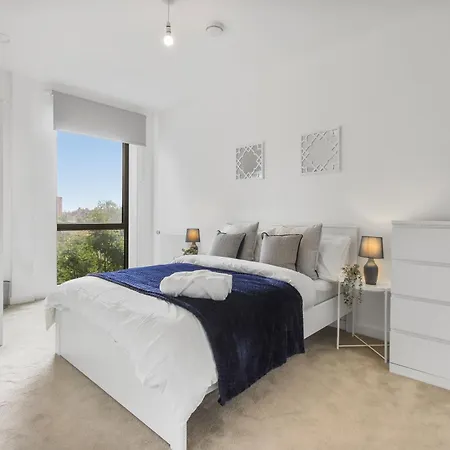 Apartment Centrally Located - Modern - 2bed - 2bath