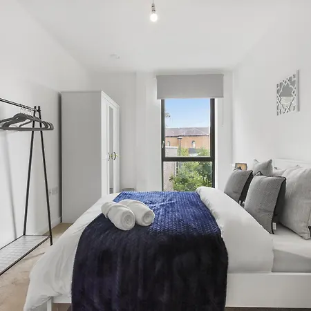 Centrally Located - Modern - 2bed - 2bath *